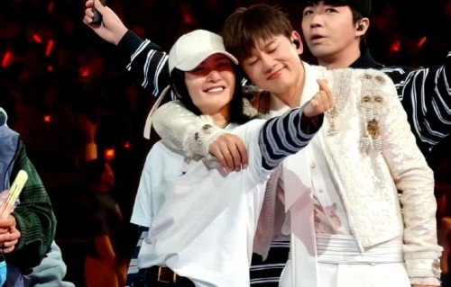 谢娜无惧骂声开演唱会捞金，张杰力挺，风浪再大也挡不住赚钱