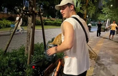 黄景瑜上海夜骑实录：白背心+摩托车+爱犬，硬汉私生活比剧照还上头