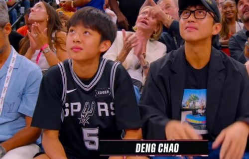 网友们对邓超和儿子等等在NBA现场的互动有哪些有趣评论？|NBA总决赛|孙俪|干饭|姚明|营业