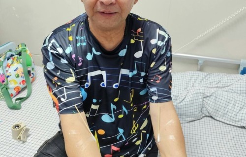 突发！TVB金牌绿叶突然入院，双臂抽血做手术，亲揭肠内长大粒息肉
