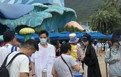 向佐郭碧婷携全家珠海游，三代同框画面超温馨