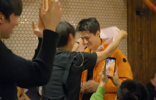 EXO演唱会结束为吴世勋庆生|线下活动|生日|哥哥们|可爱