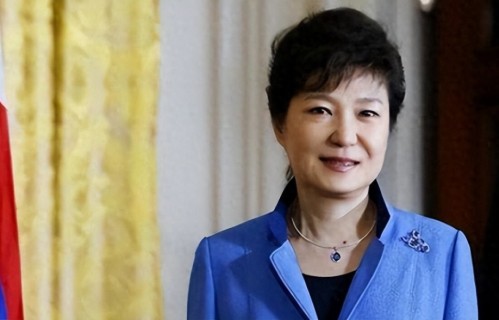 朴槿惠出狱现状：1676平别墅被封，小10岁男子相伴，74岁街头拉票