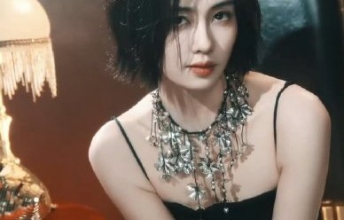 《开到荼蘼》中短发造型对角色成长有什么象征意义？