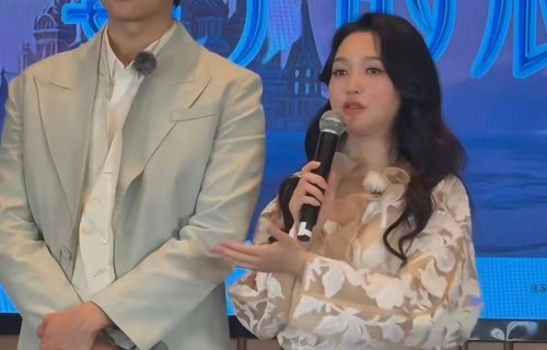 金莎孕相冲上热搜，与孙丞潇出席活动，老公对妻子贴身搀扶呵护备至