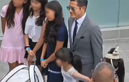 郭富城亲民合影险被拉倒，两女儿化身“保镖”贴身护爸，网友：天王也是女儿奴