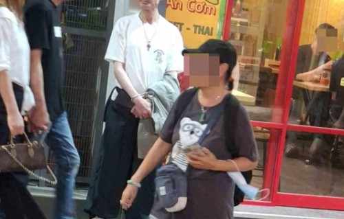 53岁海俊杰丧妻半年近照曝光，身形暴瘦脸颊凹陷，在街边神情恍惚