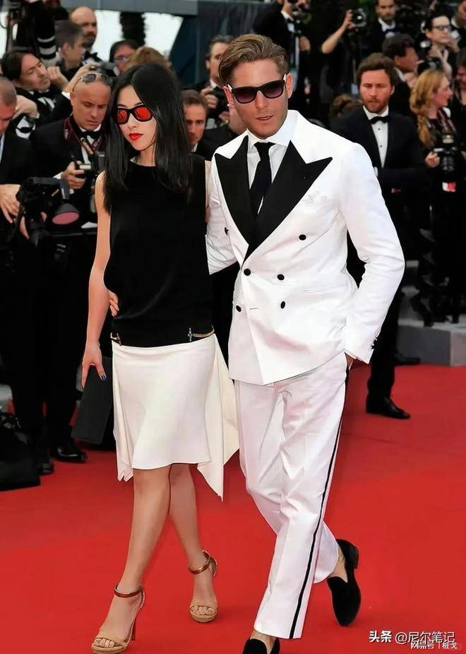  其实，我们羡慕的从来不是朱珠的好运，而是她活成了许多普通女性渴望的模样：经济独立，不依附任何人；婚姻幸福，却保留自我；既能在职场中发光，也能在菜市场里挑菜。在这个人人追求完美人设的时代，朱珠用真实告诉我们：真正的幸福，从来不是活成别人期待的样子，而是接纳自己的每一面，把生活过成自己喜欢的松弛而自在的模样。