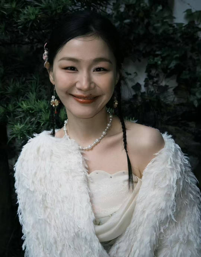 这次路人的偶遇抓拍，虽然只是捕捉到了金靖工作状态的一个瞬间，但却足以让人看到她背后的自律与坚持。无论是为了新角色的塑造，还是单纯为了让自己处于更舒适的状态，这种积极的改变都值得被肯定。如今的她，不再是那个只能靠搞笑段子出圈的喜剧人，而是一个在不断尝试突破、拥有更多可能性的多面演员。随着她在影视作品中戏路的拓宽，相信未来观众会在更多不同的角色身上，看到这位宝藏女孩带来的惊喜。