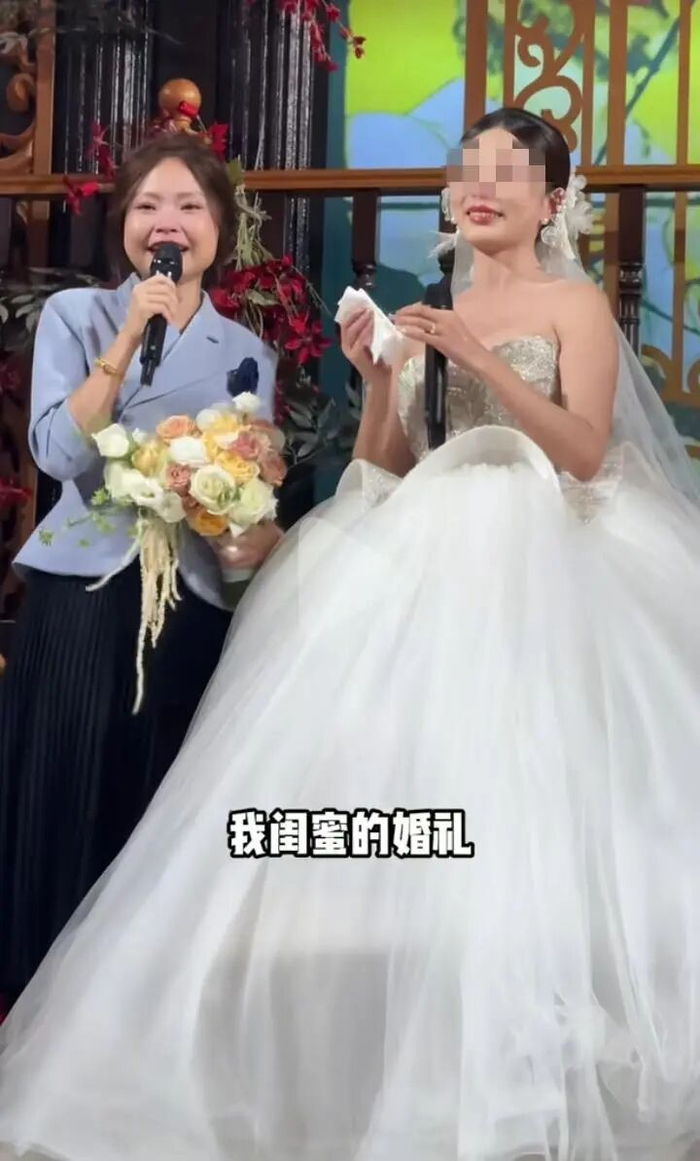 熹菲主持闺蜜婚礼时收到花束（视频截图）