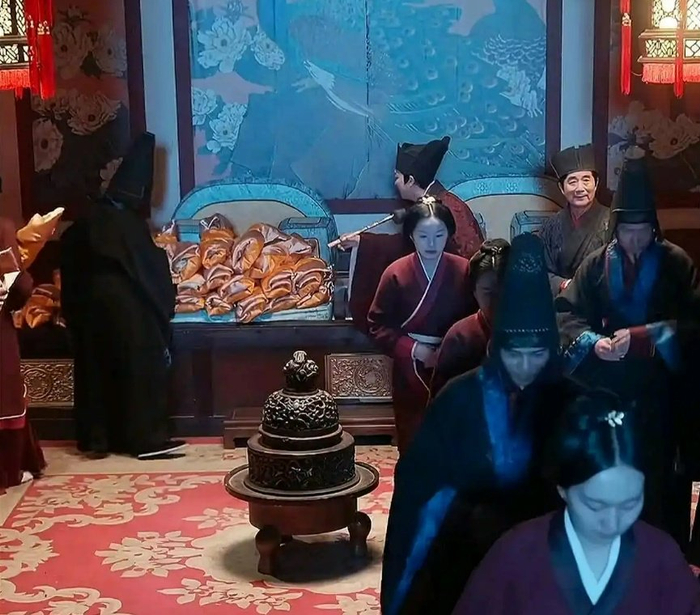 　　△ 99个婴儿被叠成“羊肉卷”造型转移，宫人粗暴抛掷孩子的动作引发观众反感