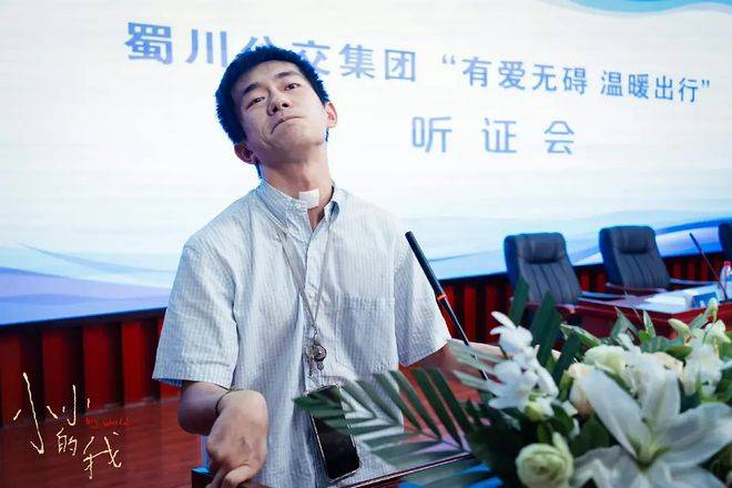  其实，这并不是易烊千玺第一次展现国际野心。在此之前，他主演了毕赣的《狂野时代》，为了化特效妆吃尽苦头，却认为一切都是值得的，尽管影片仅在戛纳拿到特别奖。他早期出演的《小小的我》，也是冲奖之作。纵观国际大奖，虽然看起来高不可攀，但对演员而言，拿奖的可行性往往比国内电影节更高。一方面，他能通过挑选合适的导演和项目，提高入围柏林、戛纳的几率；另一方面，只要作品进入主竞赛单元，演员奖项评选几乎自动生效，而不像国内电影节，还需片方送选，且存在暗箱操作的可能性。对易烊千玺来说，一旦作品入围，他与领奖台的距离自然缩短。 易烊千玺的演技已广受认可，他有理想、有追求，这也是流量明星中难得的榜样。实际上，当演员走到他的位置时，考虑的首要目标往往已不再是片酬，毕竟代言收入已经丰厚到足以养活公司。如果更多演员像他一样，不以片酬为唯一衡量标准，而是挑选优质剧本、勇于挑战角色、探索表演边界，中国电影的整体质量必将稳步提升，观众也将迎来更多值得期待的作品。