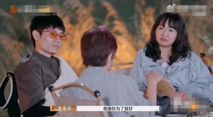 张泉灵(中)与李行亮(左)麦琳(右)夫妇
