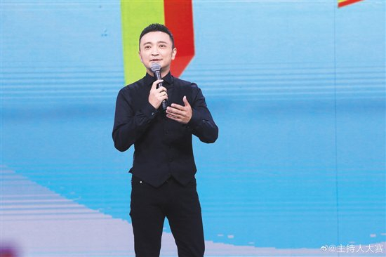 “康撒朱尼”组合在《主持人大赛》中合体亮相（从上至下：康辉、撒贝宁、朱广权、尼格买提）