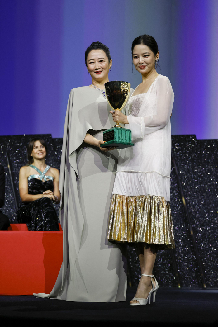 ▲辛芷蕾获得威尼斯电影节最佳女演员奖后,和评委赵涛合影。