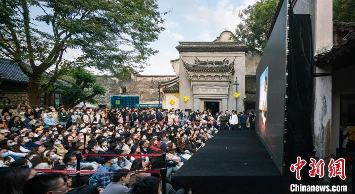 青年竞演吸引观众排队。乌镇戏剧节 供图