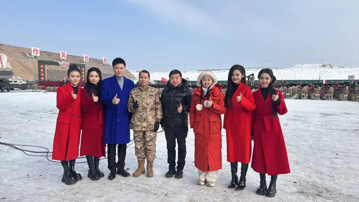 图:汤非老师带领学生录制央视节目