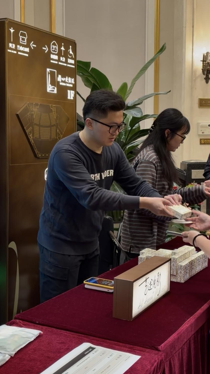 在“艺述电影”活动现场帮忙的可达鸭