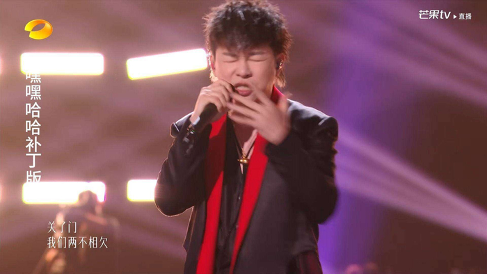 事件发酵不到两小时,胡彦斌工作室便迅速发布了道歉声明,承认“因近期高强度排练导致 vocal 状态波动”,同时幽默表示“会把这次破音做成手机铃声当纪念”。网友们的态度瞬间出现反转:有人晒出他凌晨三点仍在录音室的照片,感叹道“音乐人也不容易”;也有观众理性地提出建议:“竞技舞台上还是要对自己和观众负责,状态不好可以调整歌单嘛。”截至发稿,《你要的全拿走》的破音片段在短视频平台上的播放量已突破亿次,#胡彦斌教你如何救场破音#更是成为了新一轮教学梗,迅速在网友间传播开来。
