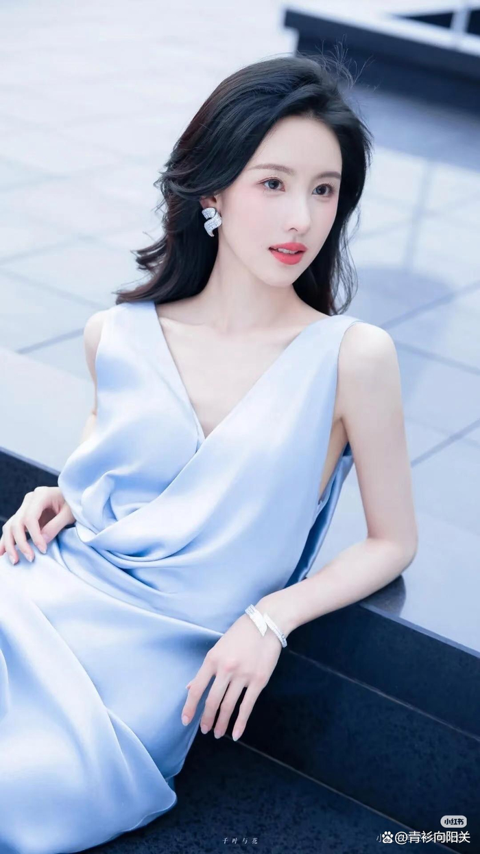 原著党普遍认可陈都灵“清冷破碎感”与角色的契合度,尤其是轮椅路透被赞“抠海报式还原”。