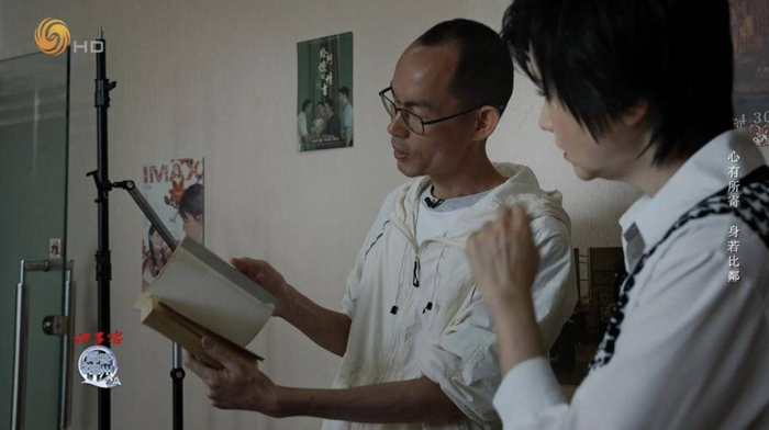 蓝鸿春向吴小莉介绍老书，它们构成了他创作《阿嬷》等影片的灵感