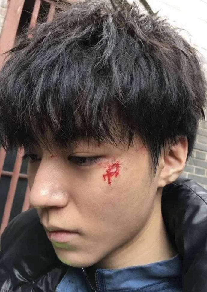 截至10月6日，王俊凯工作室依旧保持沉默，仅悄悄替换了那张失踪鼻子的照片。这场风波，因一个简单的修图失误而引发的热议，已经超越了单纯的图片问题，成为娱乐圈内部专业团队与艺人价值脱节这一长期矛盾的集中爆发。粉丝们的愤怒不仅仅是对一张修图失败的照片的反应，更是一种对团队管理和专业度的深刻失望与反思。下一次，工作室是否能够真正跟上艺人的步伐，跟上他在事业上的进步？或许，粉丝们不只是期待一张完美的修图，更渴望的是团队能够在专业性和责任心上有所提高。