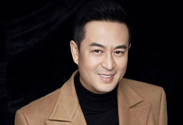 姬他饰演的黄主任，表面公正，内里心机，让人恨得牙痒痒；孙浩饰演的苟老师，严厉却不失慈爱，一个眼神就传递出深意。张嘉益自己饰演的胡三元，是忆秦娥的舅舅，西北鼓王外号响亮，脾气倔、说话冲，但对秦腔的热爱和对晚辈的护犊子，全都藏在细节里。有一场戏，他出狱后回到剧团，远远看着舞台，手指不自觉地随着鼓点轻轻敲打空气。这群演员一站到镜头前，不用开口，就散发出浓浓的陕西味儿，让观众明白，他们不是来蹭戏的，而是来托戏的。每个人物都立得住，像是从那片黄土地里长出来的。 秦海璐饰演的花彩香，是剧团的台柱子，泼辣又通透，几场争吵的戏，台词密而有力，情绪饱满。老戏骨张国强等人，也贡献了扎实的表演。《主角》的片尾曲由王菲献声，画龙点睛般的点缀了整部剧。制作班底中，监制是张艺谋，艺术总监是张嘉益。从2024年11月筹备，到2025年8月杀青，拍摄周期颇长。西安盛夏拍戏时，老剧场没有空调，演员穿着厚重戏服，一场戏下来浑身湿透。 剧集播出后，取景地迅速成为热门打卡点。柞水的凤凰古镇、咸阳的老街、长安区的影视基地，每天都有游客前来寻找剧里的场景，仿佛亲历了忆秦娥从乡野成长为秦腔名伶的传奇旅程。