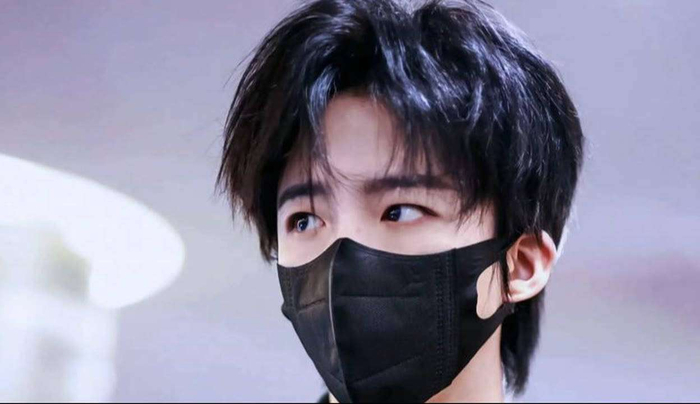 粉丝们连夜制作的救场高光混剪播放量破百万,视频被逐帧解析,刘宇宁的即兴freestyle细节令人惊叹。音乐博主指出,他在0.5秒内完成调性转换,避免和声冲突,这种微秒级反应速度几乎媲美AI算法。黑粉也不得不连夜删帖:打脸来的太快,像龙卷风。口碑实现惊人逆转。从早期直播卖唱的青涩少年,到如今跨年晚会的C位救场,刘宇宁用十年的苦练彻底撕掉网红标签。 虽然工作室低调只发了一条感谢大家喜欢,但网友们纷纷力挺:这波通稿该狂发啊,憋着不爽吗?事实证明,技术沉淀才是核心竞争力,舞台上的救场完全靠硬实力。真正的顶流,并不只是流量数字,而是在意外来临时的掌控力。刘宇宁用笑容把伴奏车祸变成整场演唱会的亮点,用实力证明:在音乐科技时代,即兴能力才是终极护城河。正如网友神评论所说:伴奏可以错,但歌手不能怂——能笑着救场的,才是真王者!