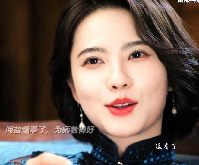 她从不刻意抢戏,也不制造话题,而是以一种近乎工匠式的方式打磨每一场表演,把角色的温度、力度与细节一点点填满。温柔时眼神流转、情绪细腻,威严时目光坚定、气场压迫,每一次状态切换都自然流畅,背后是长期积累的专业能力与自我要求。 在流量喧嚣、节奏飞快的行业环境里,像她这样长期沉潜于配角位置的演员,很容易被忽视甚至淹没。但真正决定演员价值的,从来不是曝光多少,而是作品的厚度与表演的精度。 姜珮瑶用多年沉淀换来的一次集中释放,恰恰诠释了厚积薄发最真实的样子。