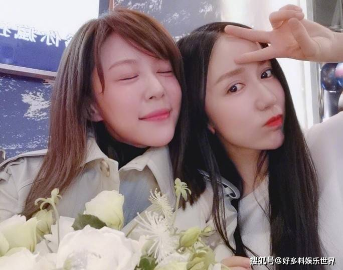 李金铭老公是谁?真的是娄艺潇吗?其实李金铭喊娄艺潇老公，仅仅是称呼，他们并没有走到一起。至于为何称呼娄艺潇为老公，女孩子之间经常会称呼对方为老公老婆的，从这个称呼也能看出娄艺潇与李金铭私下的关系有多好。祝李金铭与娄艺潇友谊长存，也祝她们早日找到属于自己的爱情。