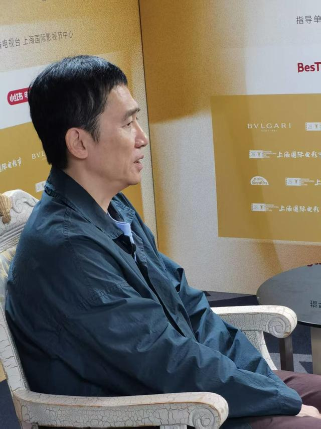 梁朝伟接受解放日报专访 钟菡 摄