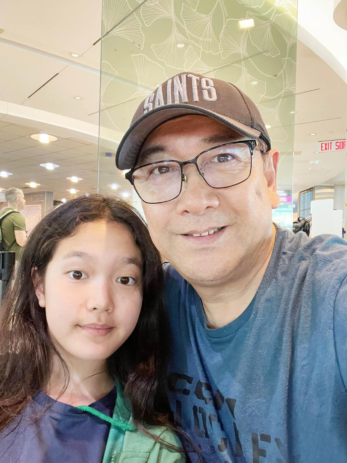 (水均益带小女儿在国外旅游)