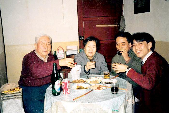 水均益(右)与父母和大哥(摄于上世纪80年代)