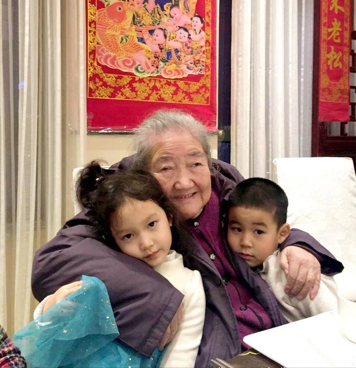 (水均益的母亲和一对双胞胎孩子)