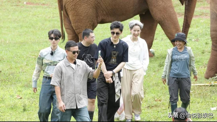 而黄晓明作为贯穿多季的灵魂店长,早已对节奏与流程驾轻就熟,与林大厨之间的配合也越来越默契。昆凌与姜妍则更像是节目里的美厨担当,无论是甜点制作还是创意料理,都自带视觉与味觉双重吸引力。靳梦佳与张雅琪则承担起轻松活泼的辅助角色,让整个团队的氛围更加完整。 尤其是昆凌和姜妍,两人的气质都非常突出,一个温柔灵动,一个大方明艳,在厨房里各自发挥所长,又经常在社交平台分享美食制作经验,这一季在节目中的表现自然格外令人期待。整个阵容呈现出的群像感,也让这一季的故事更加立体,每个人都有清晰的定位与发挥空间。 飞行嘉宾部分同样话题十足。如果说常驻阵容已经足够精彩,那么飞行嘉宾则进一步增加了不确定的惊喜感。其中曾经的梳头姐弟组合是否再度合体,一直是网友热议的焦点。 在第三季中,杨紫与王俊凯组成的梳头姐弟曾贡献过不少经典互动,明言明语模仿等名场面至今仍被反复提起,两人之间自然又默契的相处方式也圈了不少粉。不过此次录制过程中,杨紫已亲自回应不会参与后续综艺录制,因此这一重逢遗憾错过。 但本季依然迎来了不少熟悉面孔的回归与加入。曾经的常驻嘉宾尹浩宇将以飞行嘉宾身份回归,凭借泰语与多语言能力再次担任沟通桥梁角色,让人瞬间唤起对他在节目中翻译担当的印象,这次以云嘉宾形式回归,也别有一番看点。 除此之外,瞿颖、戴军、袁一琦、叶童、海清以及泰国组合等多位飞行嘉宾也将陆续加入。这一季的飞行阵容更偏向新面孔组合,少了流量堆叠,多了真实互动的可能性,他们的加入也让整个餐厅经营过程更具变化与趣味。 随着开播时间越来越近,那种期待感也在不断累积。熟悉的节目,新的故事,新的人和旧的情感交织在一起,让人忍不住想立刻看到这一季的第一集上线。