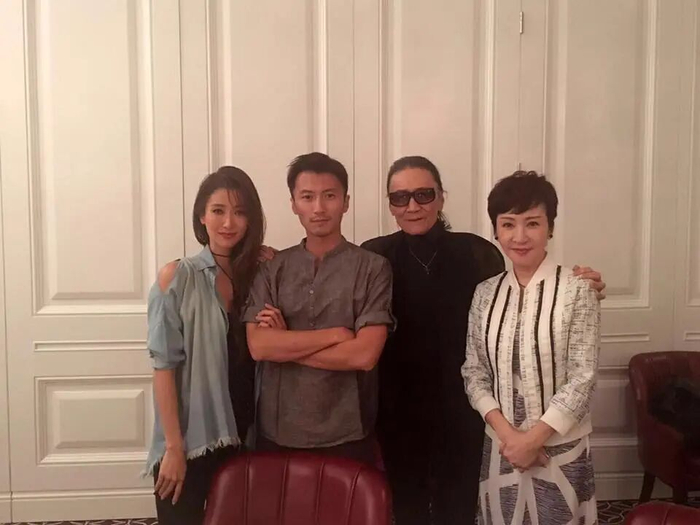 ▲谢贤一家四口合照(左一谢婷婷,左二谢霆锋,右二谢贤,右一狄波拉)