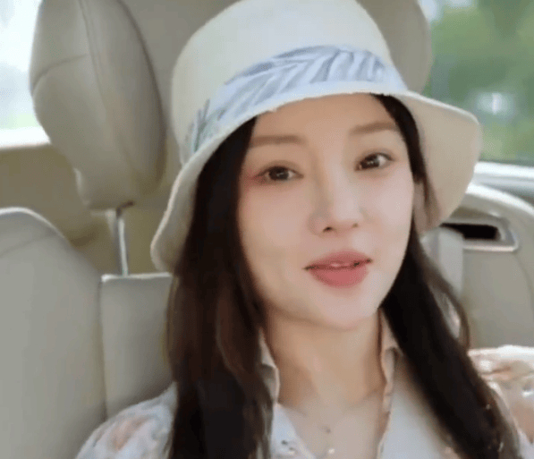 甚至还有网友爆料称,李小璐其实早就私下与贾乃亮复合,这个二胎女儿就是两人的孩子,不过该消息并没有得到当事人承认。