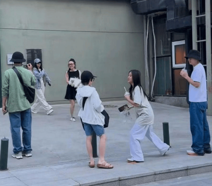 不仅如此,6月12日晚李小璐、贾乃亮、甜馨还一起在抖音发布共创视频,这也是三人之间的第一次共创视频。