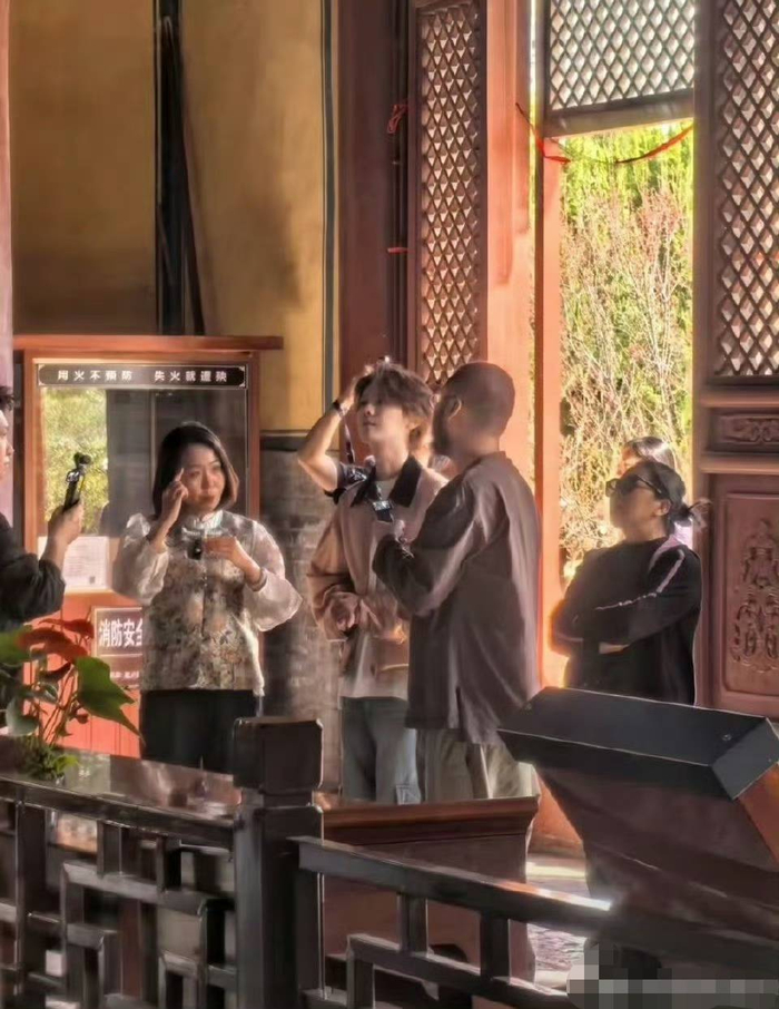 离开时，他们再次回望这座千年古刹，心中满是不舍。这次寺庙之行，不仅是一次心灵的洗礼，更是他们感情路上一段珍贵的回忆。在未来的日子里，无论遇到什么困难和挑战，他们都希望能像今天在寺庙中祈愿的那样，坚定地下去，携手迎接每一个美好的明天 。