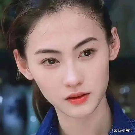 那个曾经戴着口罩、紧紧跟在大儿子身后的女人，如今已经不需要永远站在孩子前面。 因为她身前的那个背影，已经足够宽阔，足够替她挡住这个世界的风。