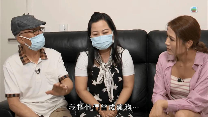 何伯（左）与何太（中）在TVB节目中